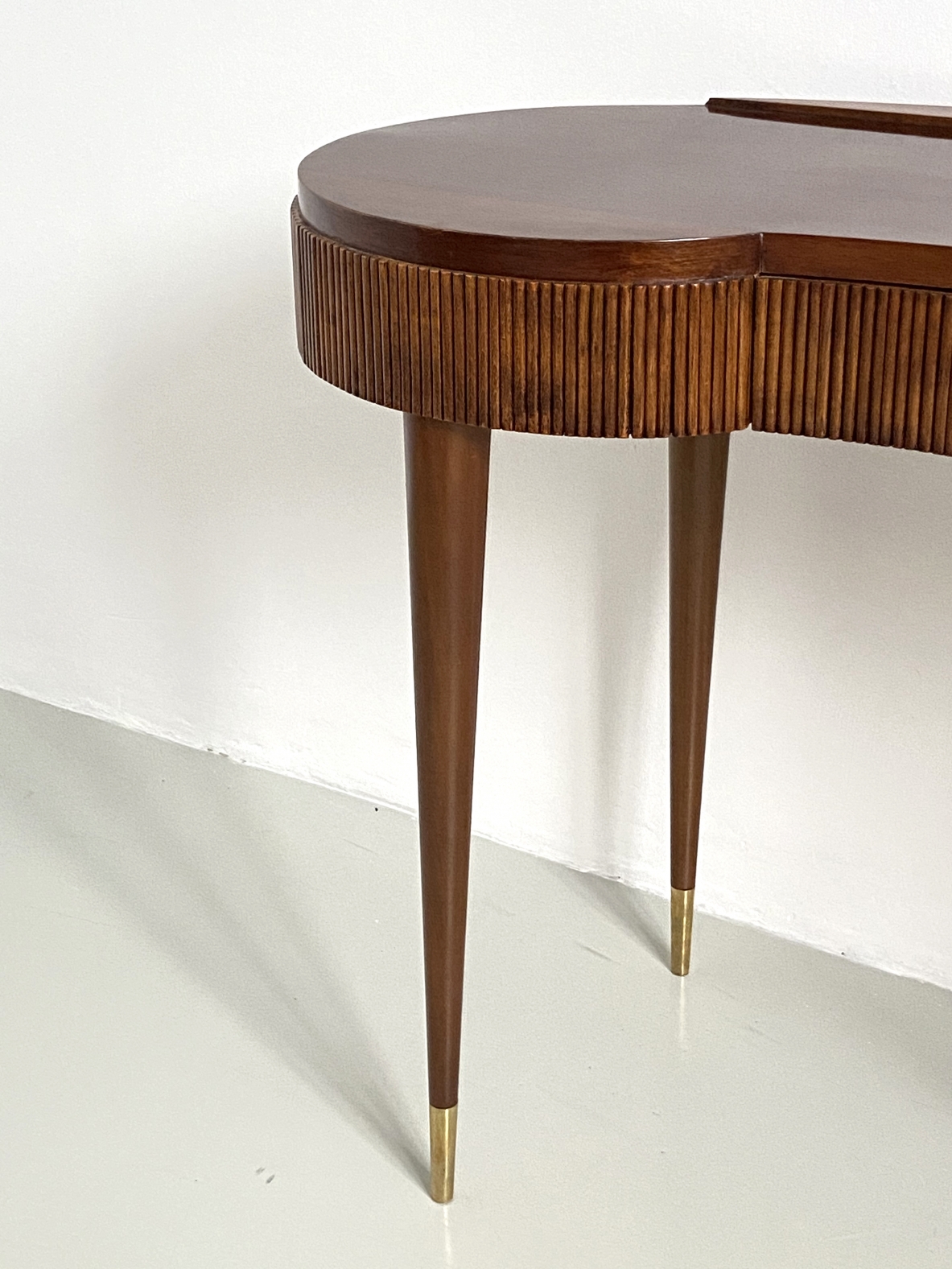 Console in legno grissinato con eleganti gambe a spillo e puntali in ottone, Italia 1950ca.