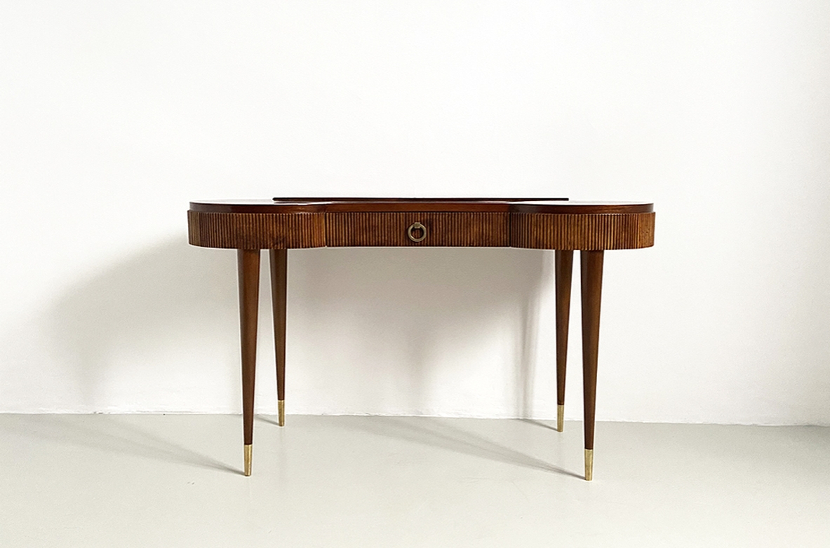 Console in legno grissinato con eleganti gambe a spillo e puntali in ottone, Italia 1950ca.