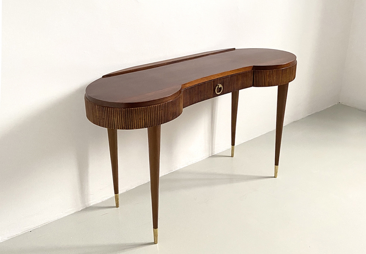 Console in legno grissinato con eleganti gambe a spillo e puntali in ottone, Italia 1950ca.