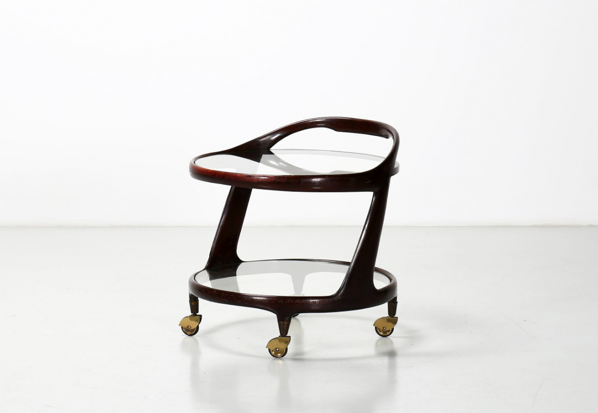 Carrello in mogano con dettagli in ottone e ripiani in cristallo molato.