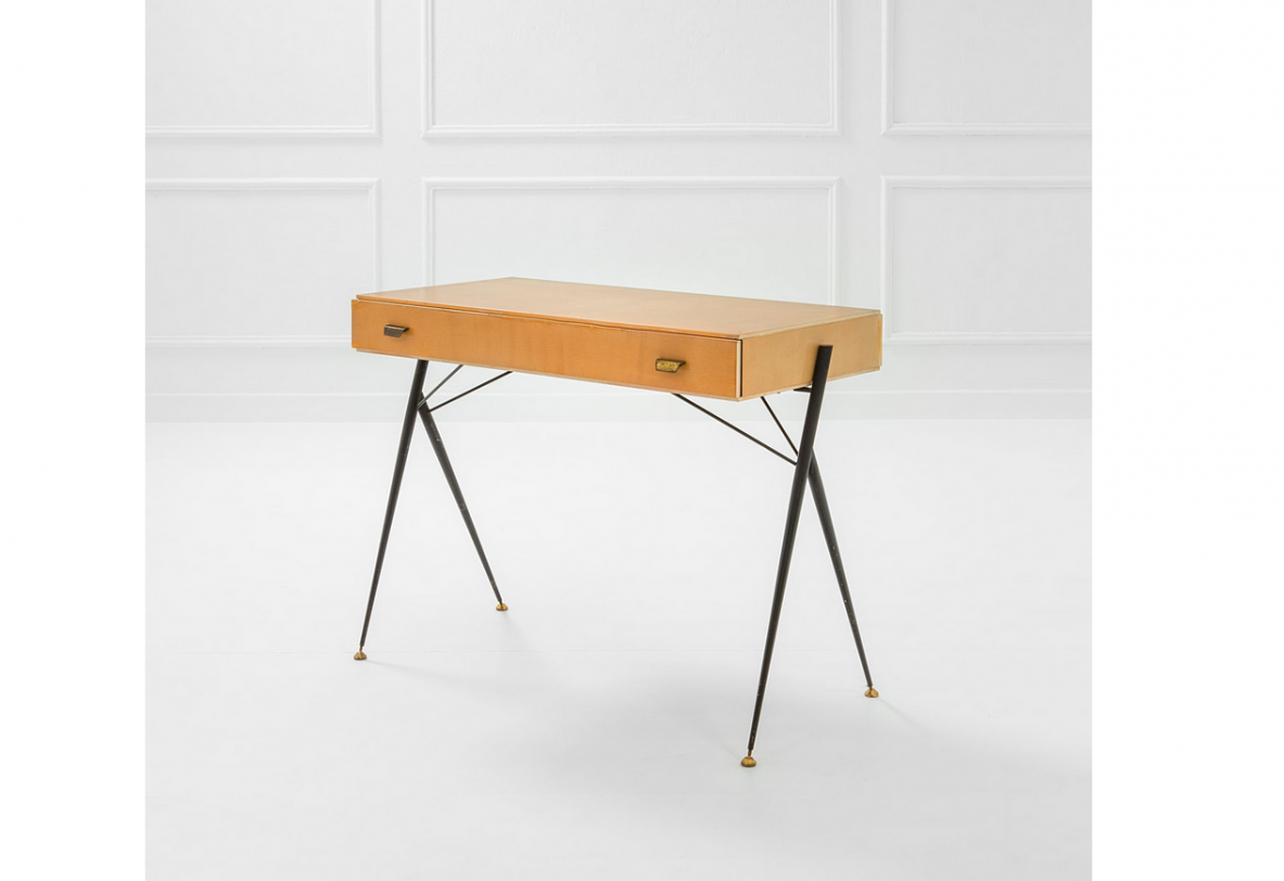 Silvio Cavatorta, piccolo scrittoio in legno biondo con cassetto e struttura in metallo e ottone.Prod.Cavatorta & Co. Roma 1950.