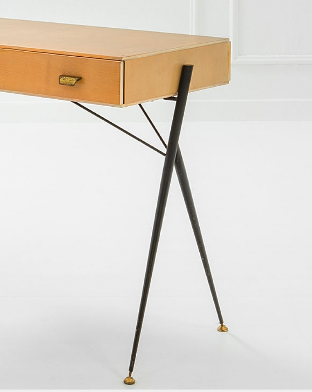 Silvio Cavatorta, piccolo scrittoio in legno biondo con cassetto e struttura in metallo e ottone.Prod.Cavatorta & Co. Roma 1950.