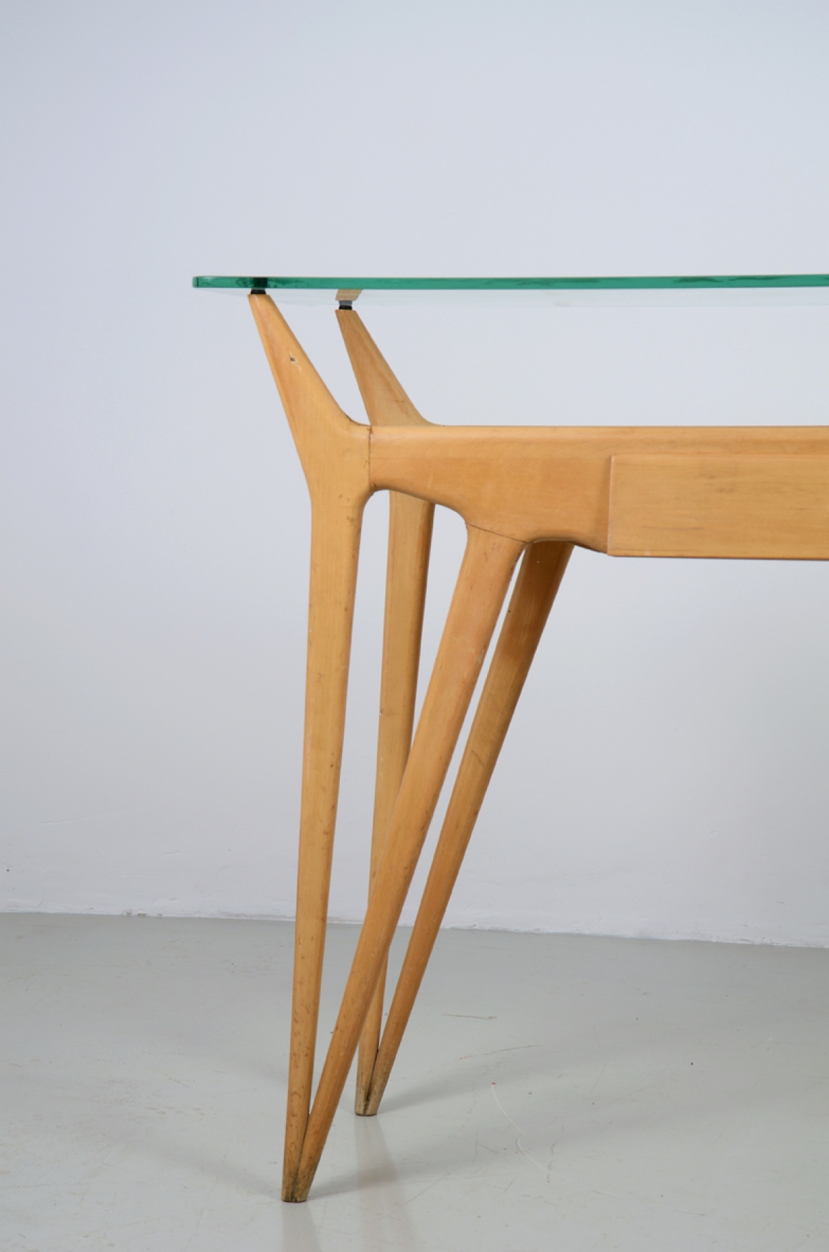 Manifattura Italiana, console in acero biondo con un cassetto centrale e piano in vetro.