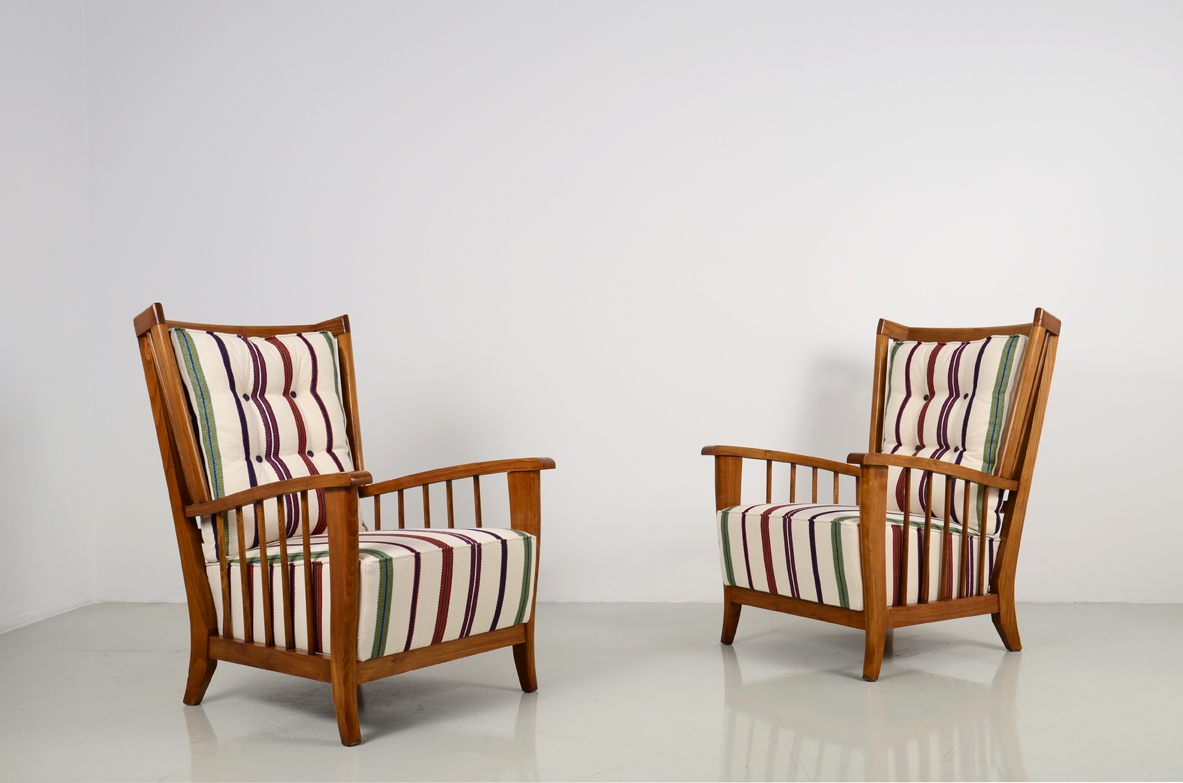 Maurizio tempestini, coppia di poltrone bergère in rovere con schienale alto e rivestimento in tessuto imbottito. Manifattura italiana, 1950ca.