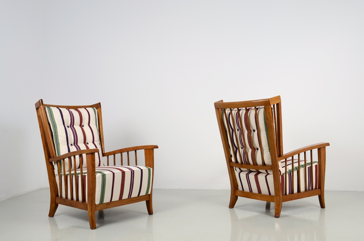 Maurizio tempestini, coppia di poltrone bergère in rovere con schienale alto e rivestimento in tessuto imbottito. Manifattura italiana, 1950ca.
