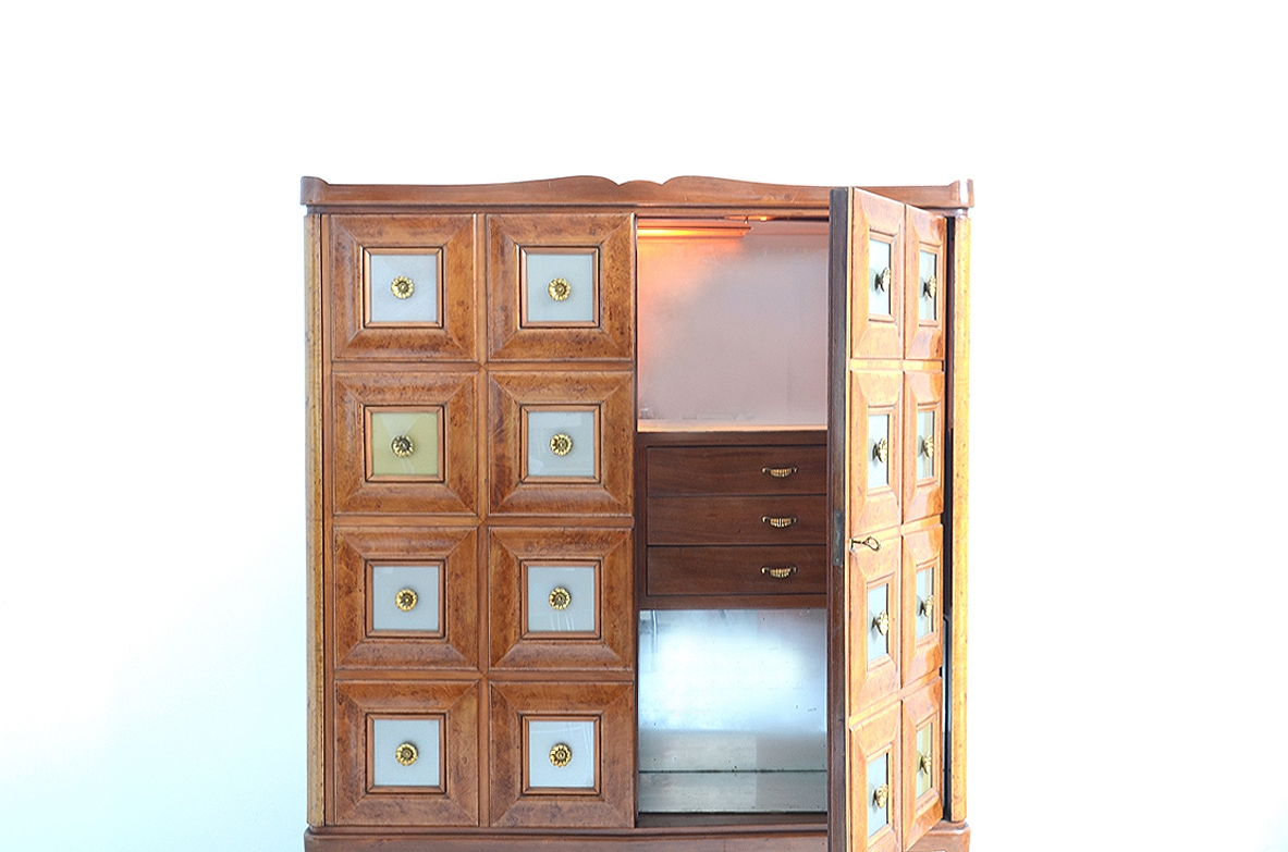 Guglielmo Ulrich, raro mobile bar in radica bionda con cassetti e ripiani in cristallo all’interno, 1950ca.