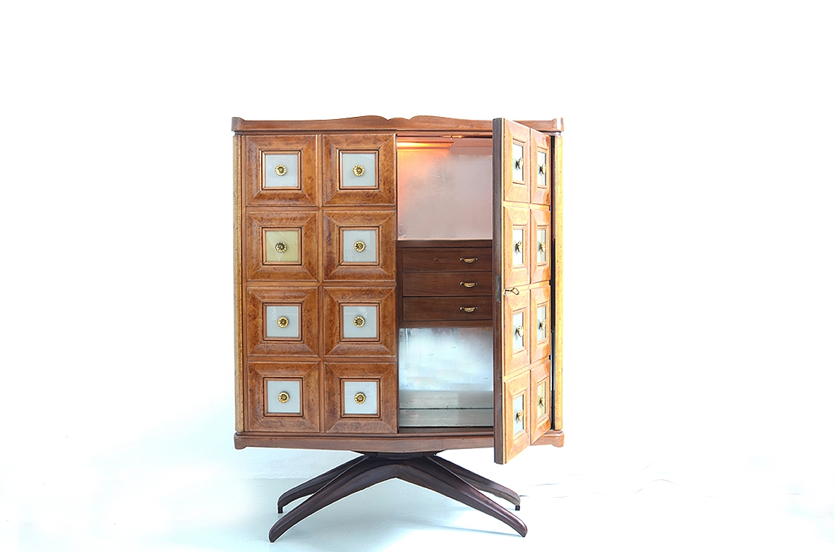Guglielmo Ulrich, raro mobile bar in radica bionda con cassetti e ripiani in cristallo all’interno, 1950ca.