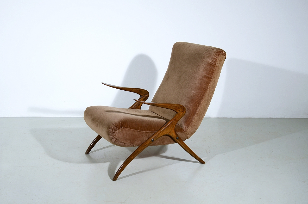 Poltrona da lettura con struttura in legno e rivestimento marrone, 1950ca.
