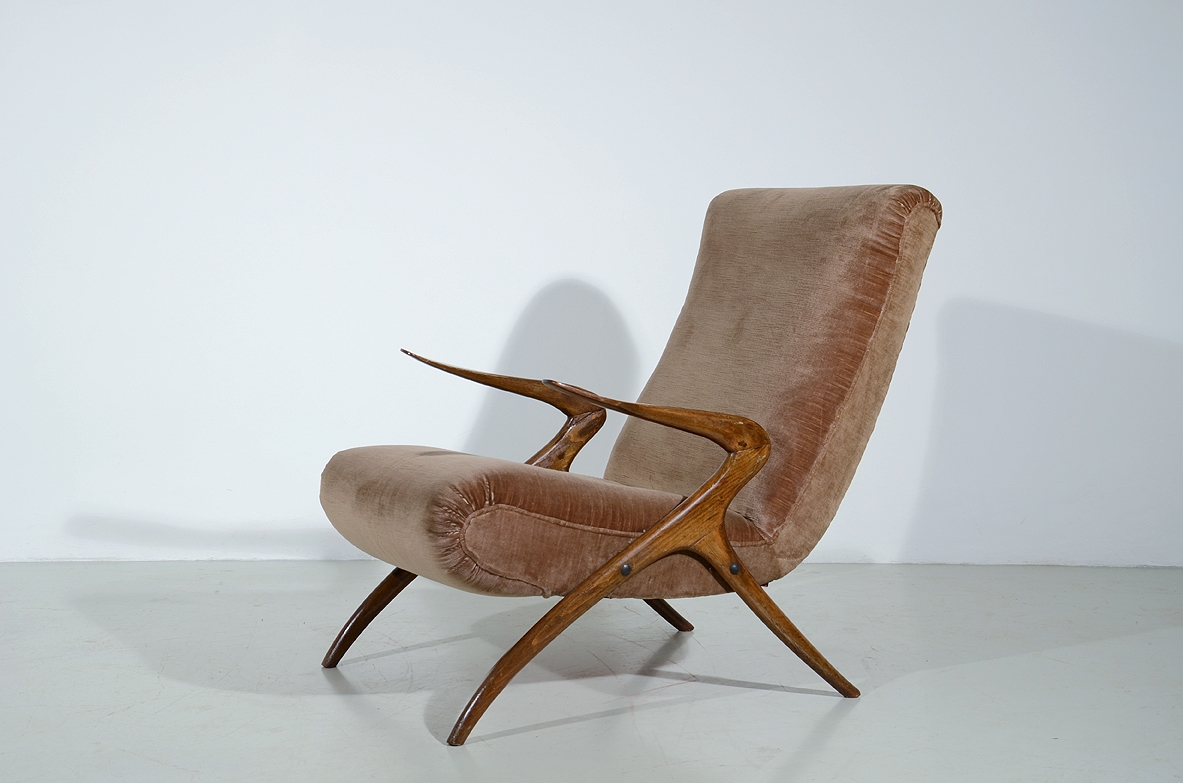 Poltrona da lettura con struttura in legno e rivestimento marrone, 1950ca.