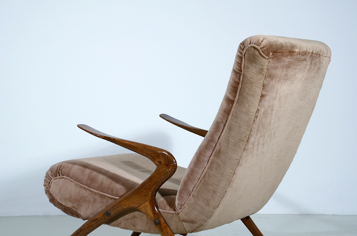 Poltrona da lettura con struttura in legno e rivestimento marrone, 1950ca.