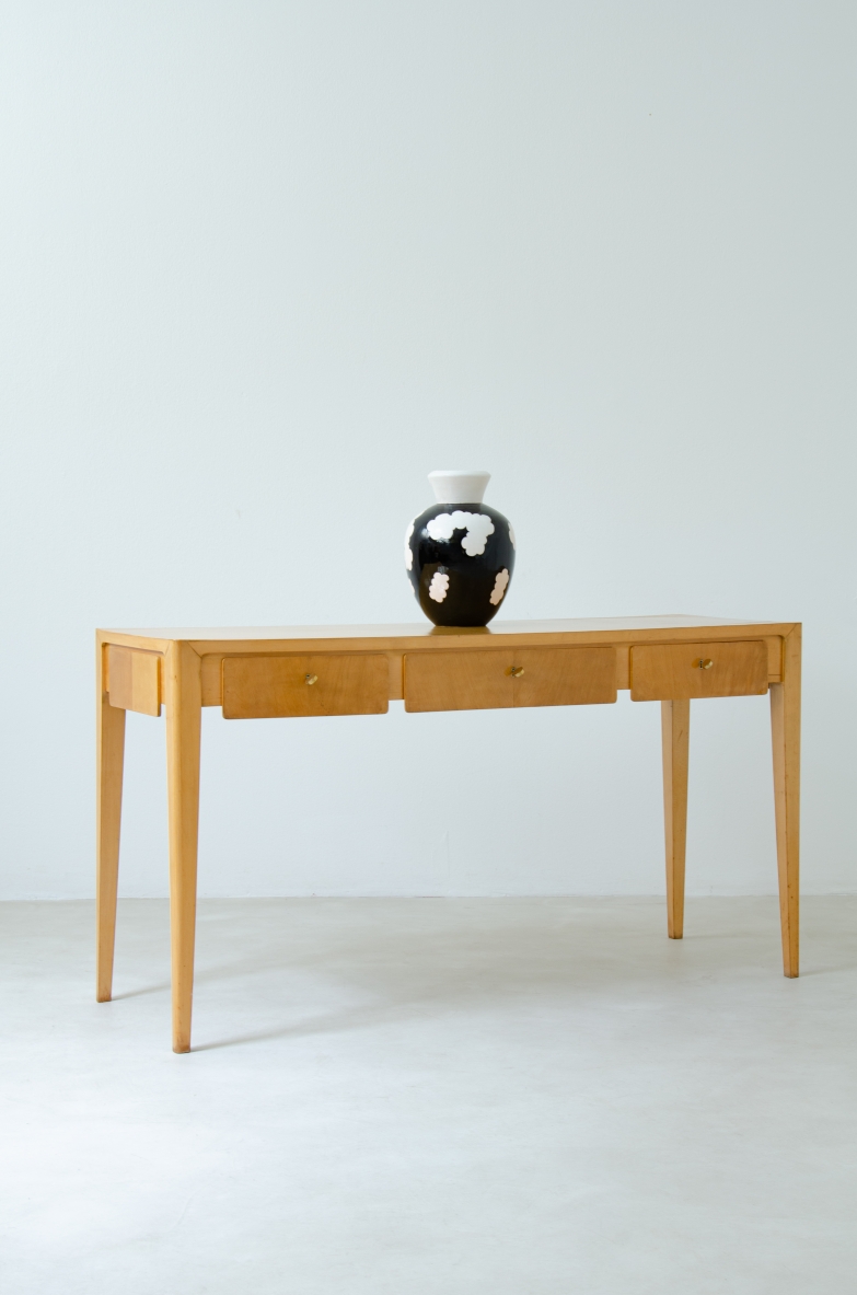 Elegante tavolo console da centro in acero biondo nello stile di Gio Ponti, manifattura italiana, 1950ca.