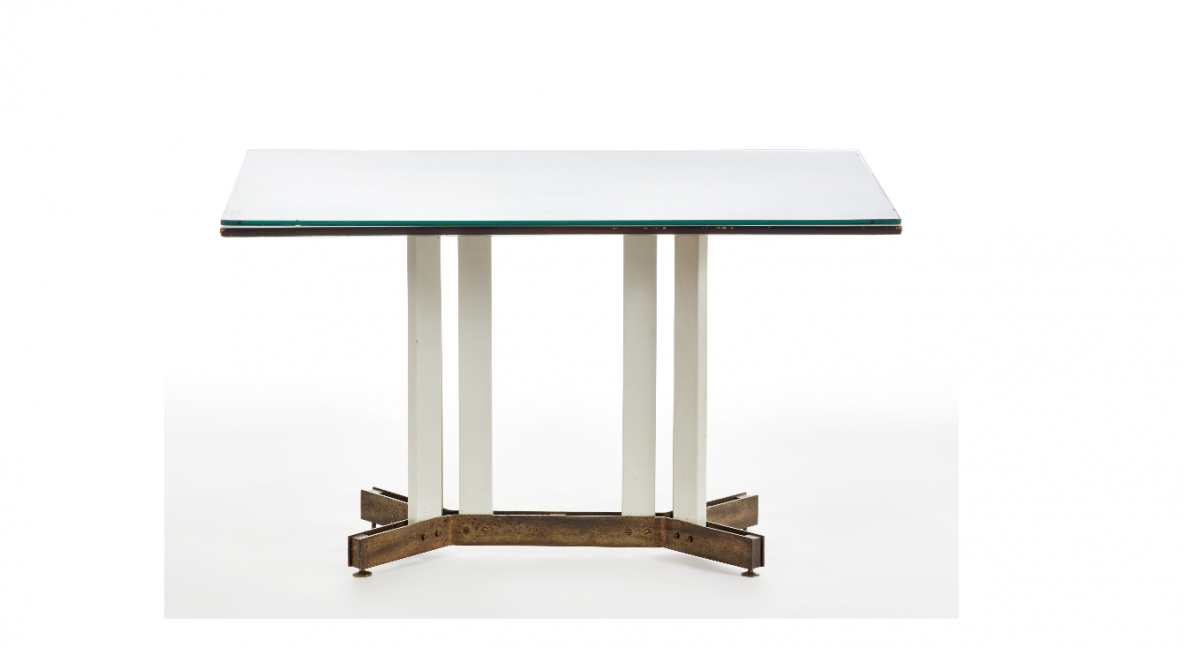 Tavolo da centro/scrittoio nello stile di Ignazio Gardella. Piano in legno e cristallo molato, struttura in ottone e piedini regolabili. Italia, 1950ca.