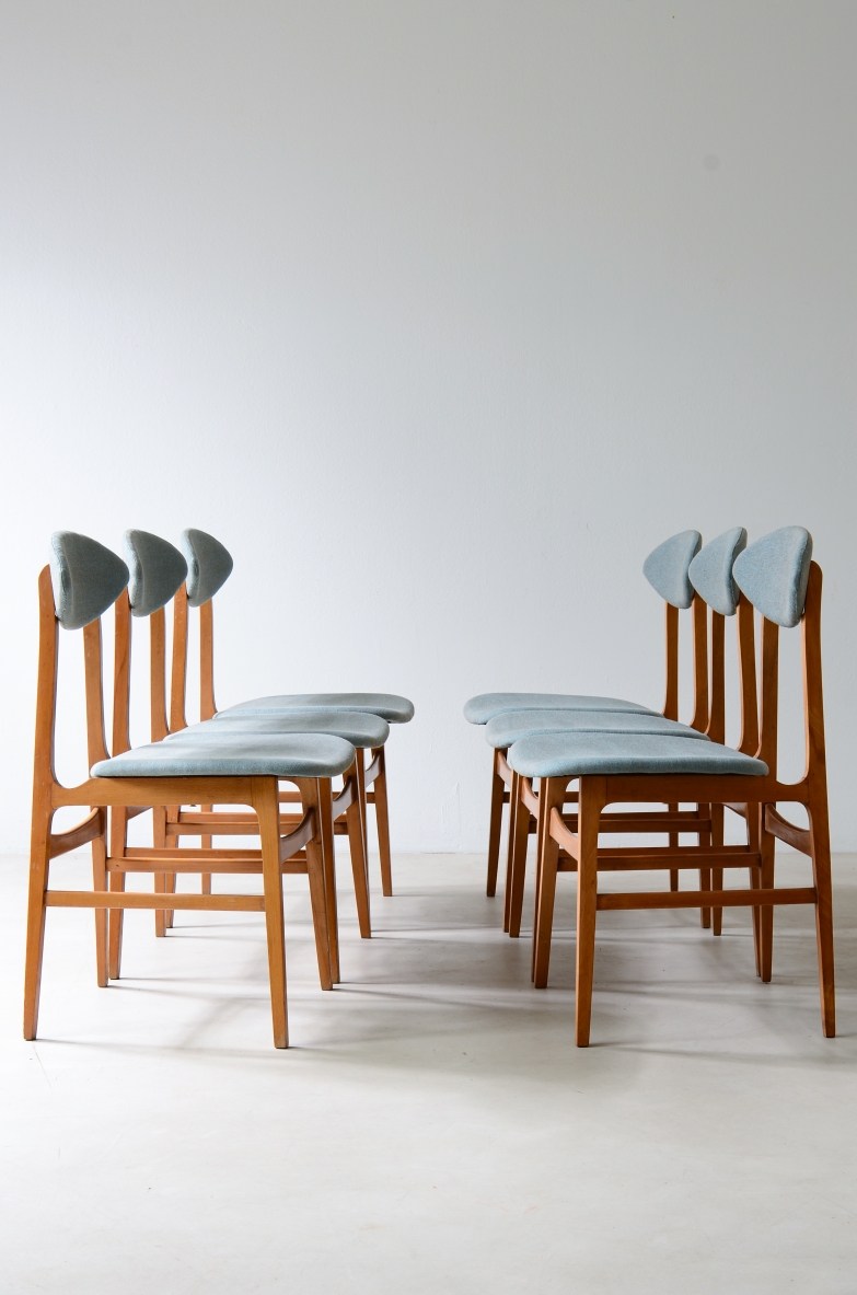 6 sedie con schienale a ogiva, struttura in legno e rivestimento in cotone. Manifattura italiana, 1960ca.