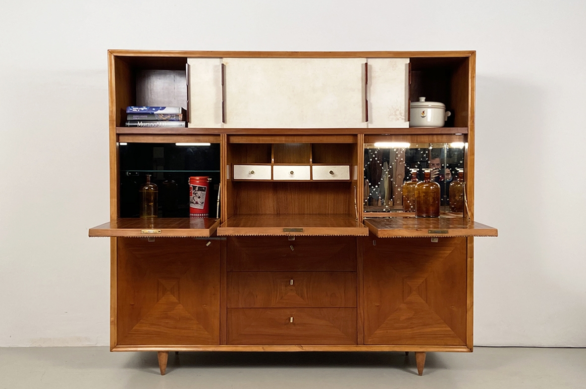 Sofisticato mobile alto da soggiorno con scomparti e cassetti, 1940
