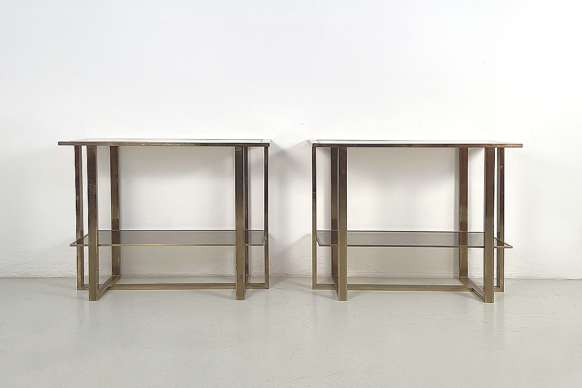 Romeo Rega, coppia di console in ottone con piani in vetro brunito, Italia 1970ca.