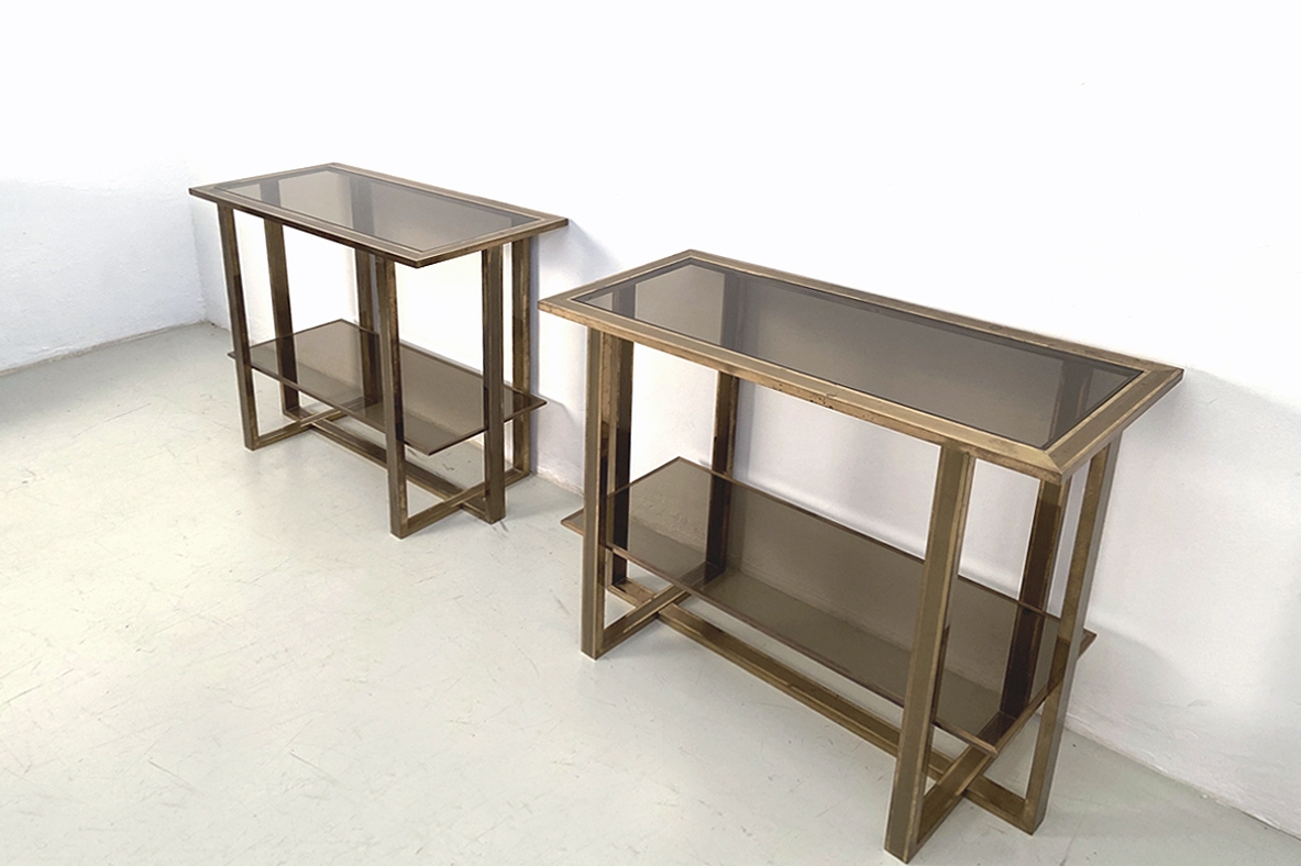 Romeo Rega, coppia di console in ottone con piani in vetro brunito, Italia 1970ca.