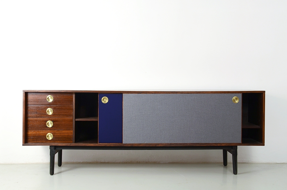 Stildomus, Credenza Sideboard in palissandro con due lunghe ante scorrevoli rivestite in panno, all'interno quattro cassetti e ripiani.  Bocchette in ottone, Italia, 1960ca.