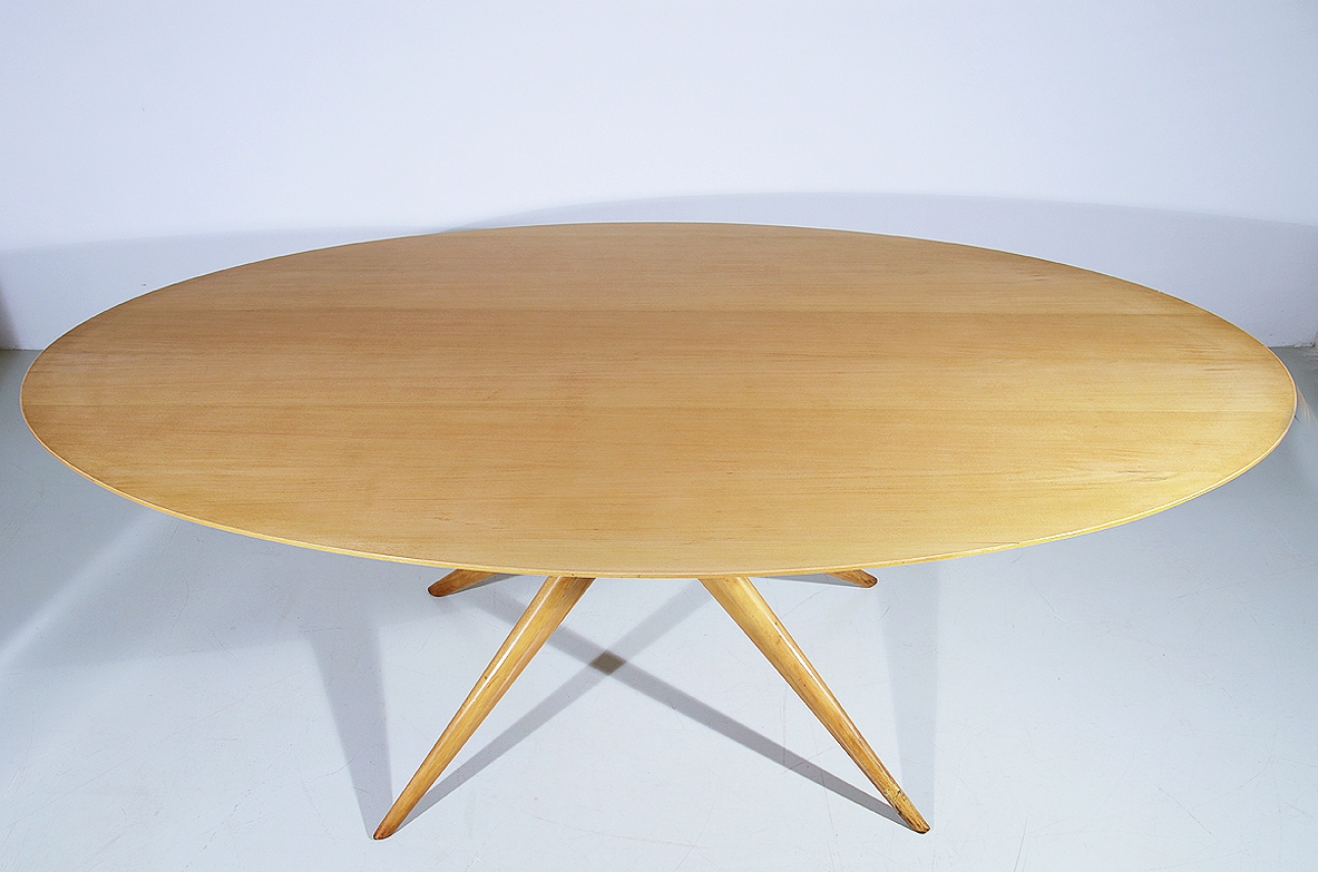 Italian 1950's oval table in maple wood with nice thin legs in the style of Ico Parisi.