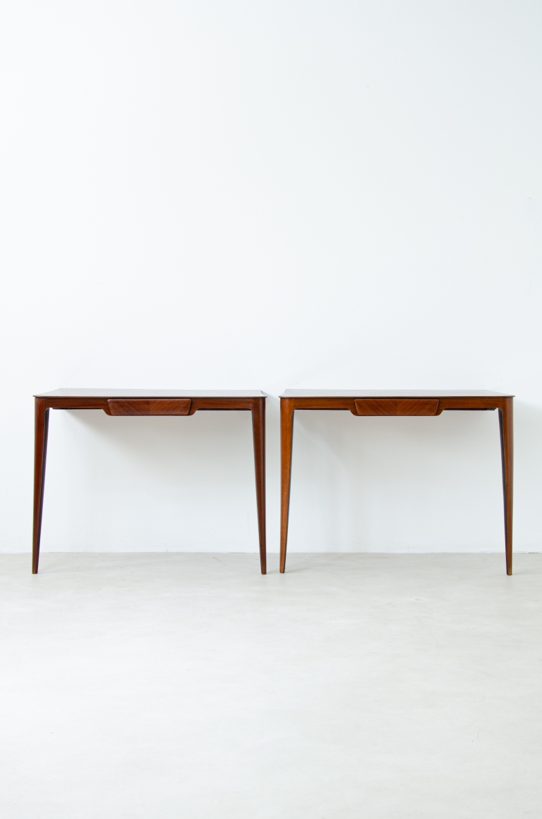 Coppia di eleganti console, manifattura italiana, 1950ca.