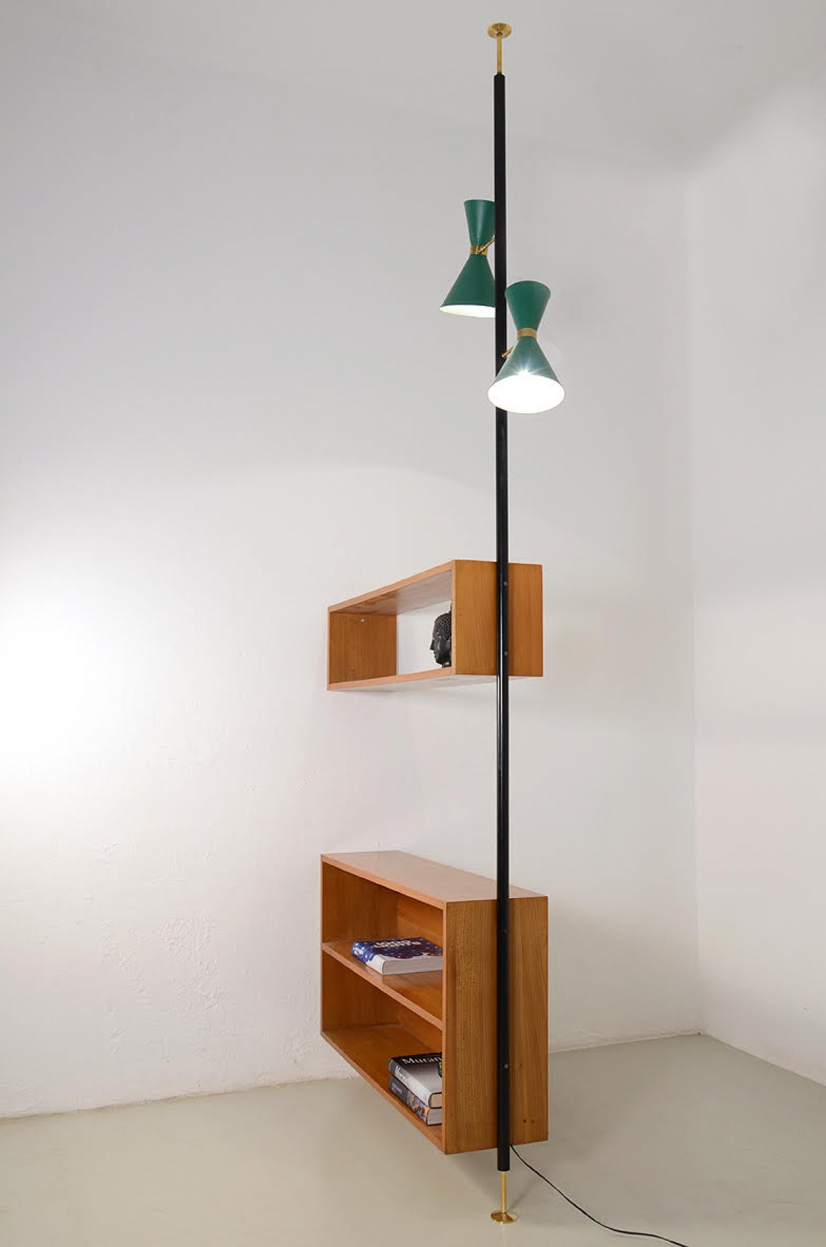 Edoardo Gellner, mobile divisorio composto da due mensole pensili in legno chiaro e due lampade in metallo laccato e ottone, montate su struttura in ferro. 1950ca.