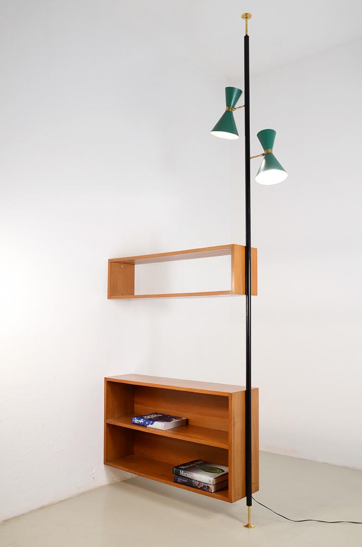 Edoardo Gellner, mobile divisorio composto da due mensole pensili in legno chiaro e due lampade in metallo laccato e ottone, montate su struttura in ferro. 1950ca.