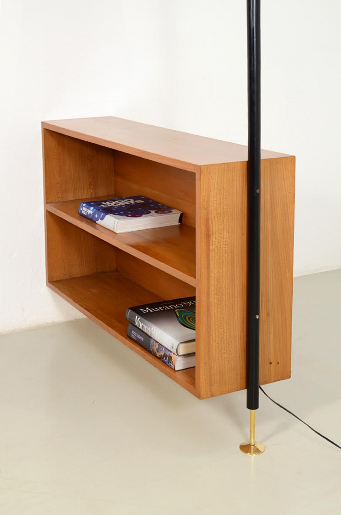 Edoardo Gellner, mobile divisorio composto da due mensole pensili in legno chiaro e due lampade in metallo laccato e ottone, montate su struttura in ferro. 1950ca.