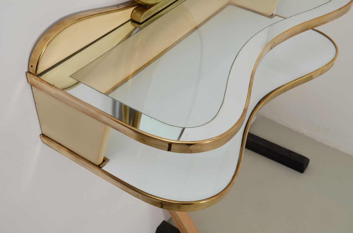 Gio Ponti, rara console pensile in ottone con piani in vetro specchiato e vetro opaline, struttura in legno laccato, 1935. Provenienza casa Cellina/Bormioli Milano. Certificato archivio Ponti Nr.16089