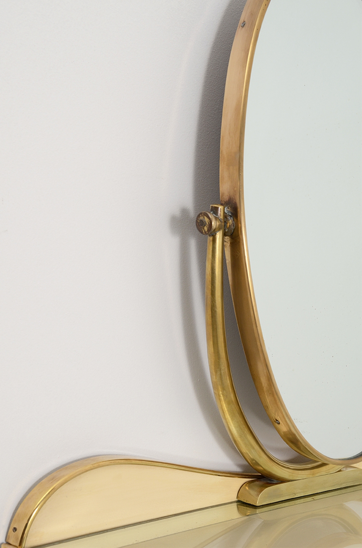 Gio Ponti, rara console pensile in ottone con piani in vetro specchiato e vetro opaline, struttura in legno laccato, 1935. Provenienza casa Cellina/Bormioli Milano. Certificato archivio Ponti Nr.16089