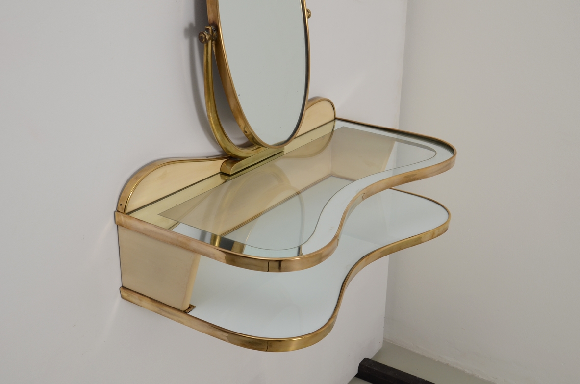 Gio Ponti, rara console pensile in ottone con piani in vetro specchiato e vetro opaline, struttura in legno laccato, 1935. Provenienza casa Cellina/Bormioli Milano. Certificato archivio Ponti Nr.16089