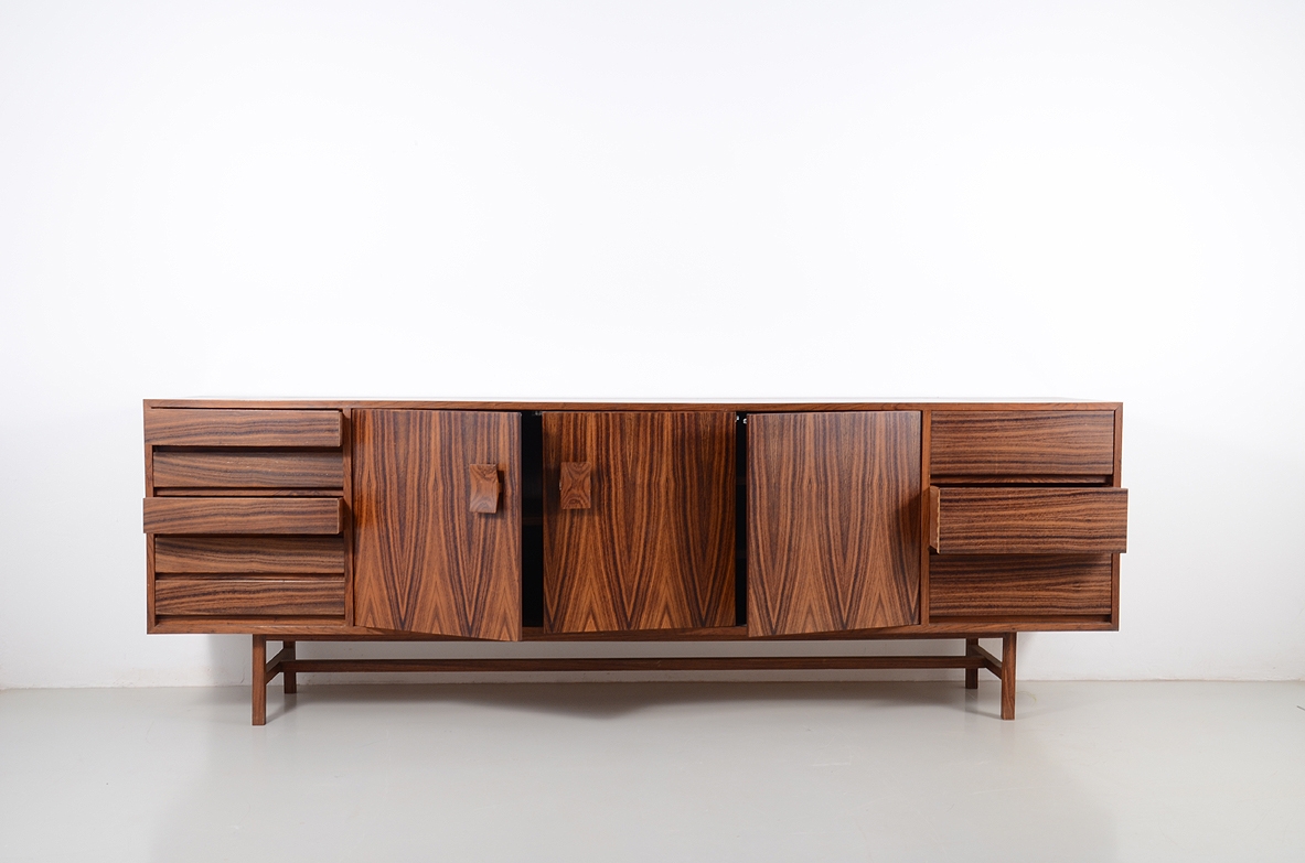 Splendido mobile contenitore in legno esotico con ante e doppia fila di cassetti ai lati. Manifattura italiana 1960ca.