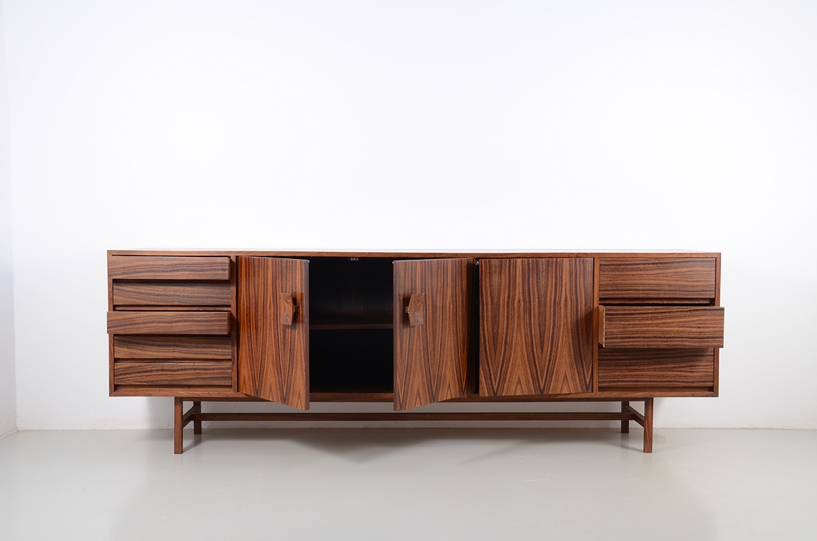 Splendido mobile contenitore in legno esotico con ante e doppia fila di cassetti ai lati. Manifattura italiana 1960ca.