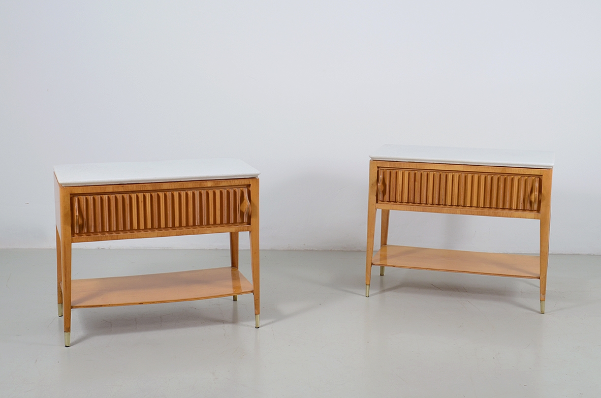 Coppia di comodini in acero con piano in marmo e un cassetto, produzione Cassina 1957.