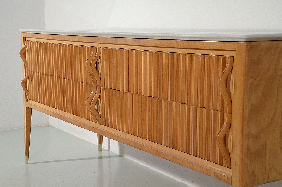 Comò in acero biondo con fronte grissinato a quattro cassetti e piano in marmo “Bianco Neve” a grana fine. Prod. Cassina, 1957.