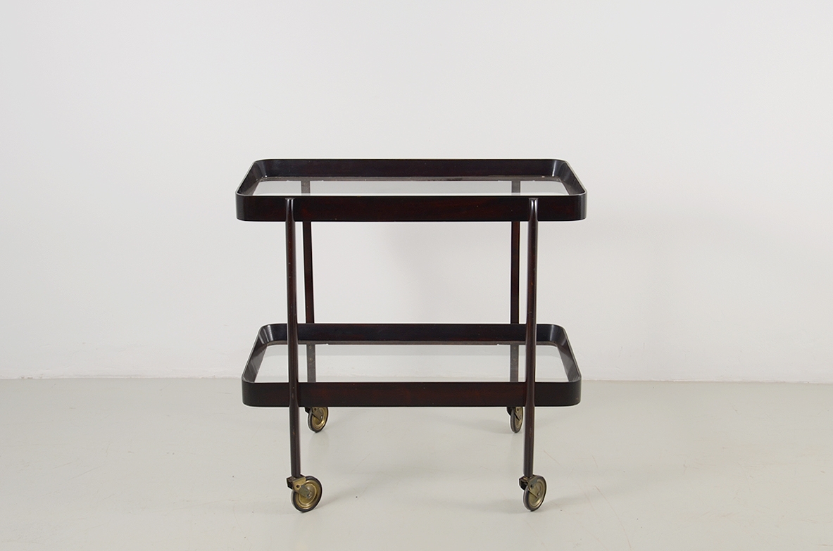 Elegante carrello in mogano con due ripiani a vassoio sagomati. Manifattura italiana 1950.
