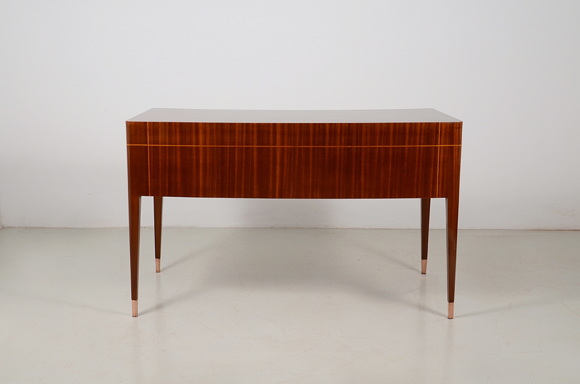 Italian elegant and curved 1950's desk in walnut and maplewood with five drawers and brass tips.