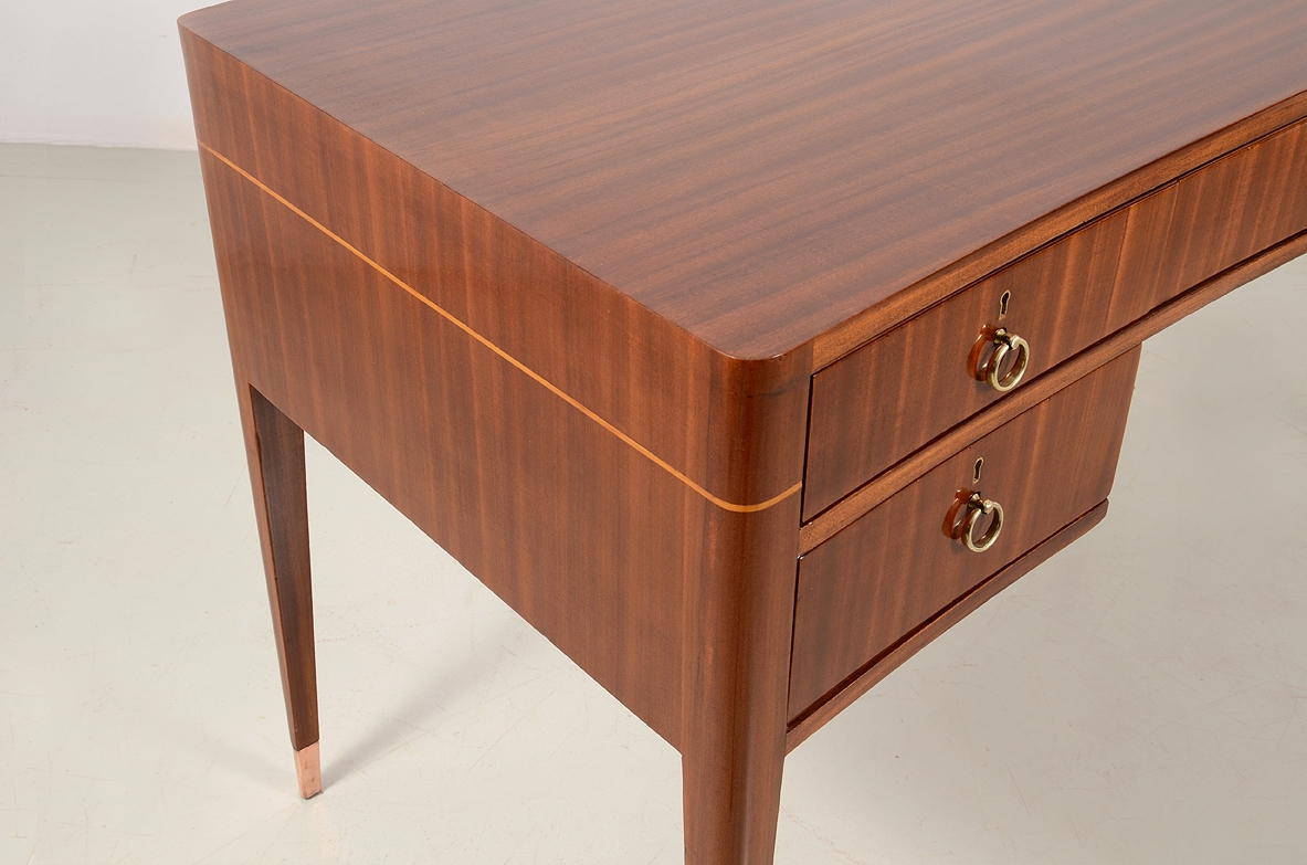 Italian elegant and curved 1950's desk in walnut and maplewood with five drawers and brass tips.