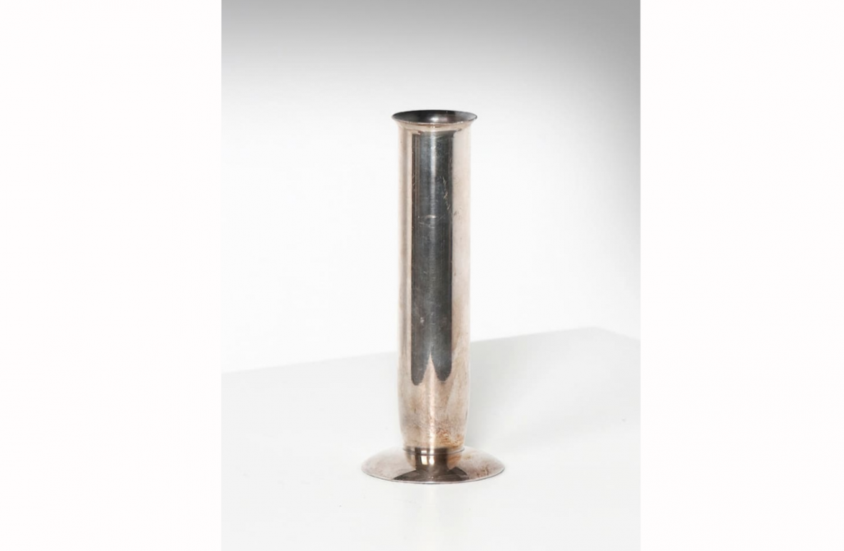 Gio Ponti, vaso monofiore in metallo argentato. Prod. Argenteria Arthur Krupp, Milano.