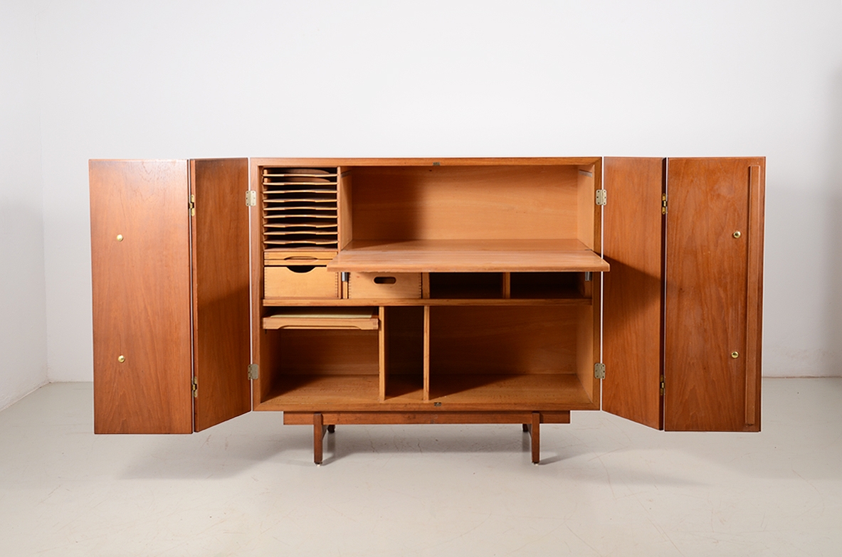 Mobile ultra-funzionale da ufficio, o da smart working. Scomparti, cassetti e piano scrittoio estraibile in legno di rovere. Manifattura italiana, 1960ca.