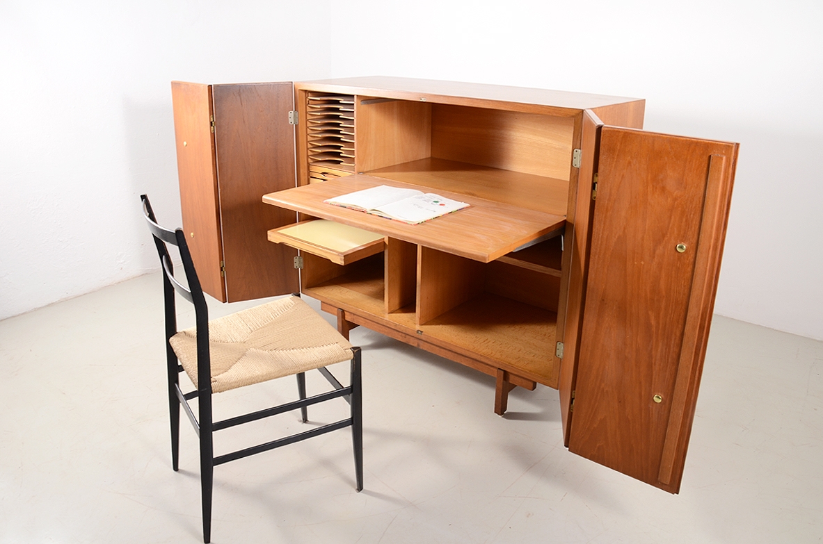 Mobile ultra-funzionale da ufficio, o da smart working. Scomparti, cassetti e piano scrittoio estraibile in legno di rovere. Manifattura italiana, 1960ca.