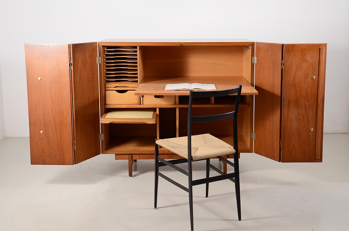 Mobile ultra-funzionale da ufficio, o da smart working. Scomparti, cassetti e piano scrittoio estraibile in legno di rovere. Manifattura italiana, 1960ca.