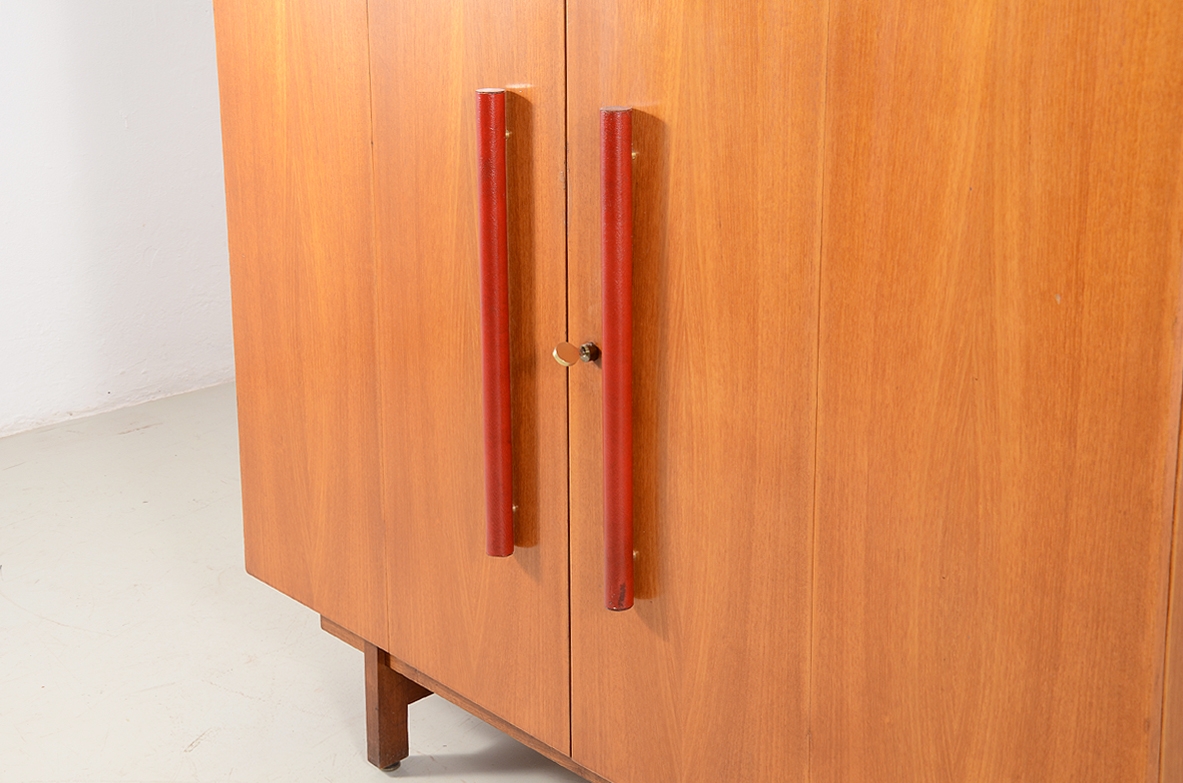 Mobile ultra-funzionale da ufficio, o da smart working. Scomparti, cassetti e piano scrittoio estraibile in legno di rovere. Manifattura italiana, 1960ca.