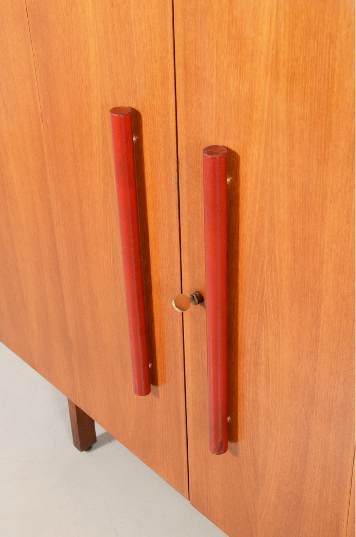 Mobile ultra-funzionale da ufficio, o da smart working. Scomparti, cassetti e piano scrittoio estraibile in legno di rovere. Manifattura italiana, 1960ca.