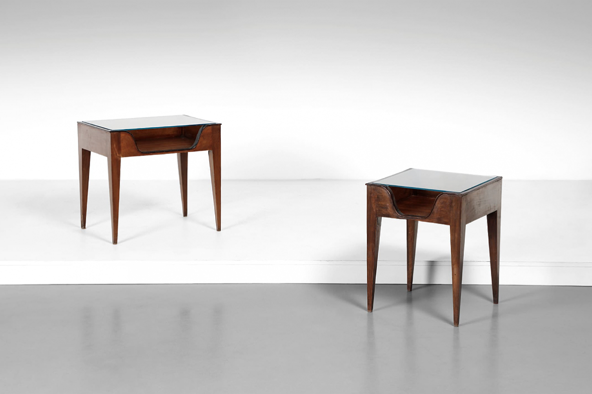 Gio Ponti attr. Coppia di comodini in noce con gambe tronco piramidali e piano in cristallo molato, 1950ca.