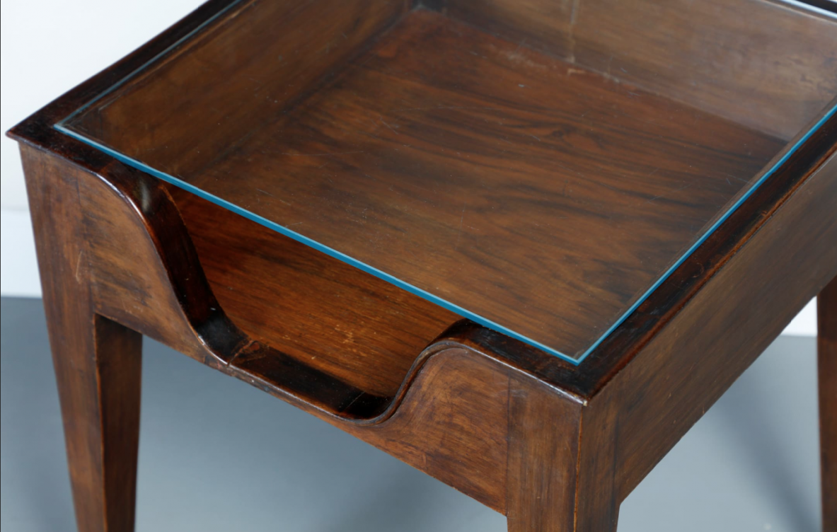Gio Ponti attr., Coppia di comodini in noce con gambe tronco piramidali e piano in cristallo molato, 1950ca.