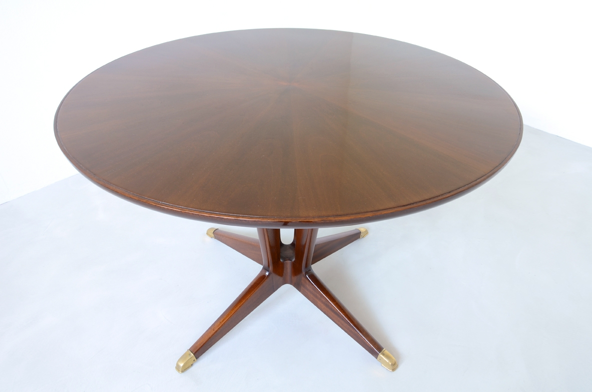Guglielmo Ulrich, elegante tavolo in mogano con puntali in ottone, 1950ca.