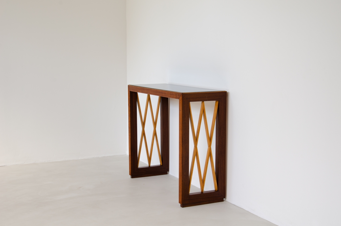 Piero Portaluppi, console con fascia in legno cannettato sul fronte e motivi geometrici in legno biondo sui lati, piano in vetro opaline nero. Produzione Italiana, 1950ca.
