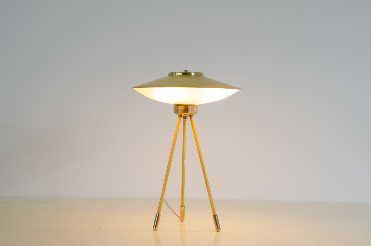 Stilnovo, rare table lamp with metal and brass top and curved glass shade, three metal legs with brass tips.1950