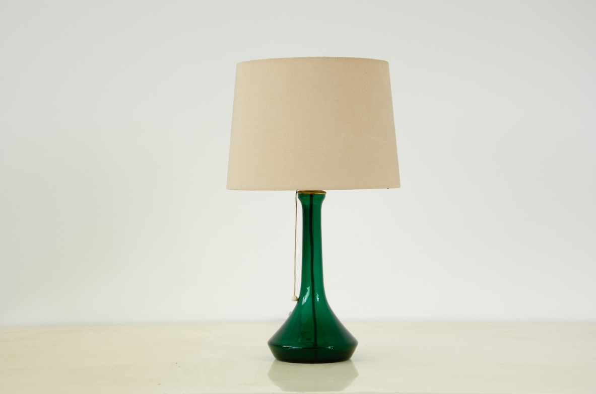 Lampada da tavolo con base in vetro soffiato verde e piano in seta.  John K.Hall, Germania anni '60.
