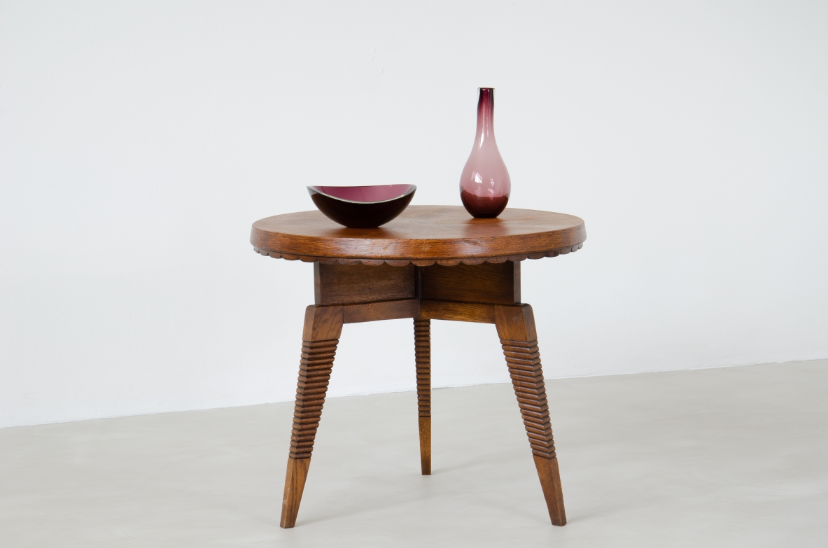 Pier Luigi Colli, raffinato tavolino in legno di olmo con tre gambe finemente intagliate e piano con motivo a onda.  Produzione Colli Torino, 1940ca.