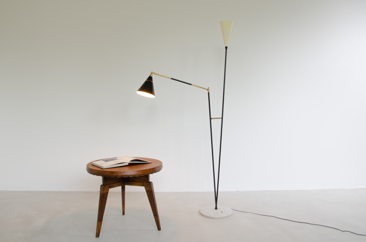 Stilux, lampada da terra in metallo e ottone a  due bracci di cui uno regolabile. Paralumi in metallo verniciato, Milano,1950ca.
